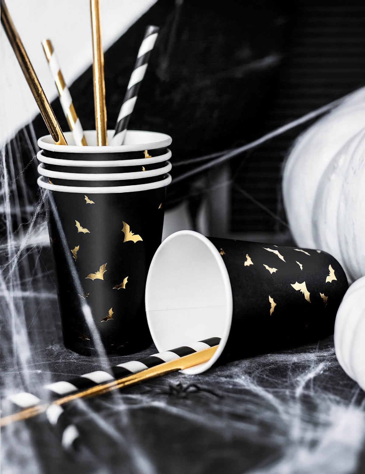 Halloween-i denevér mintás kartonpohár szívószálakból készült díszítésével