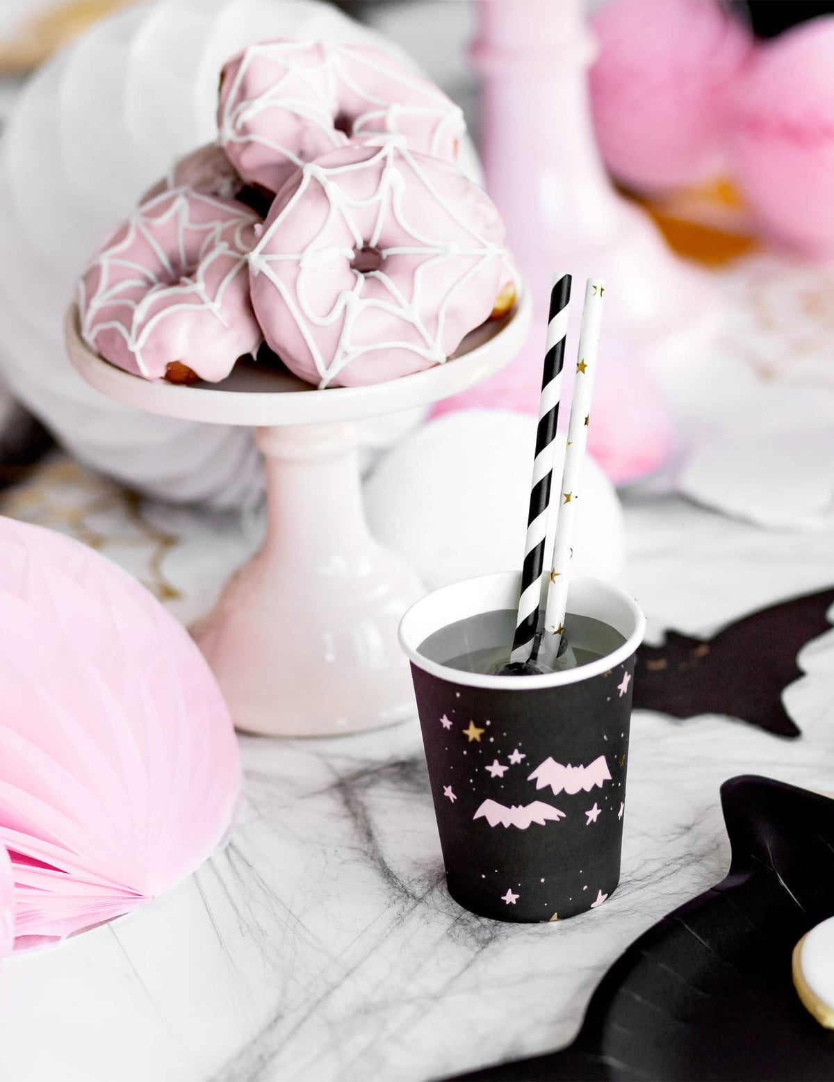 halloween kartonpohár ünnepi elrendezésben