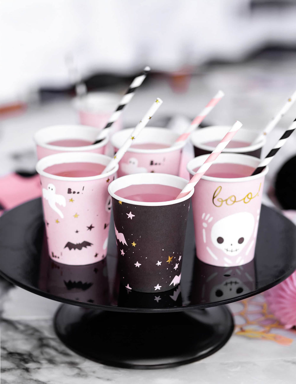 Közelkép a halloween papírpoharak mintáiról