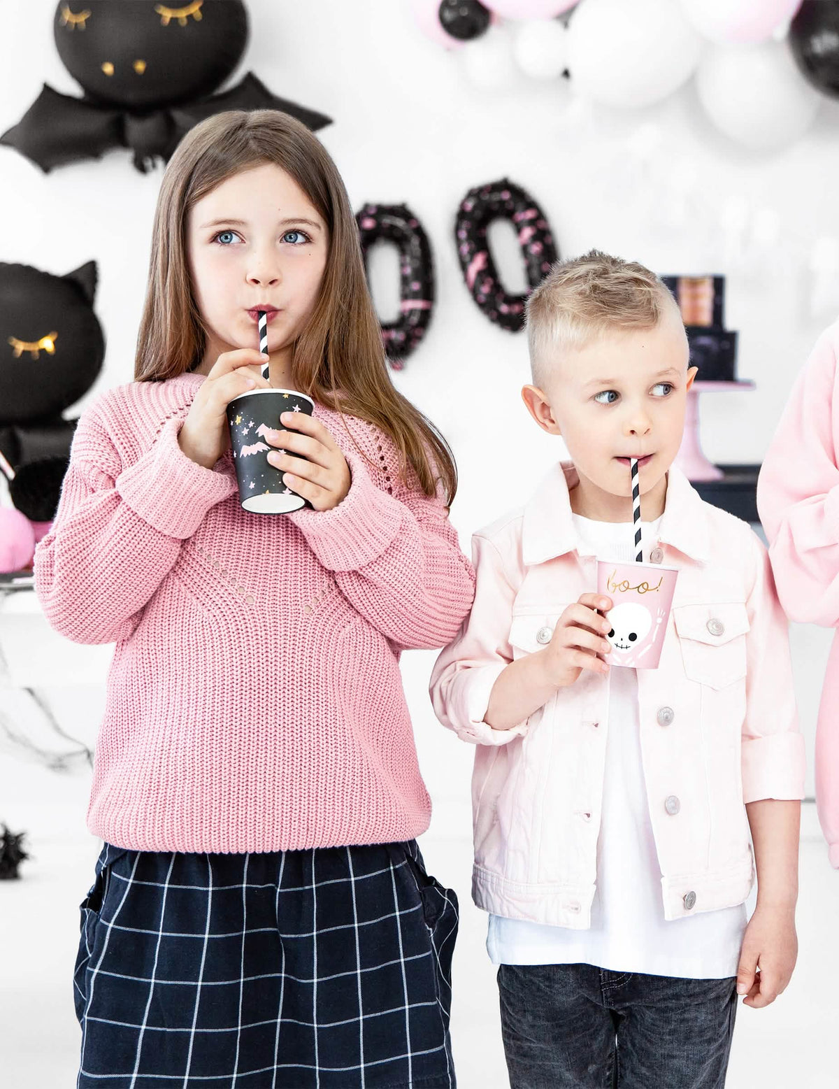 Gyerekek halloween-es kartonpoharakat használnak