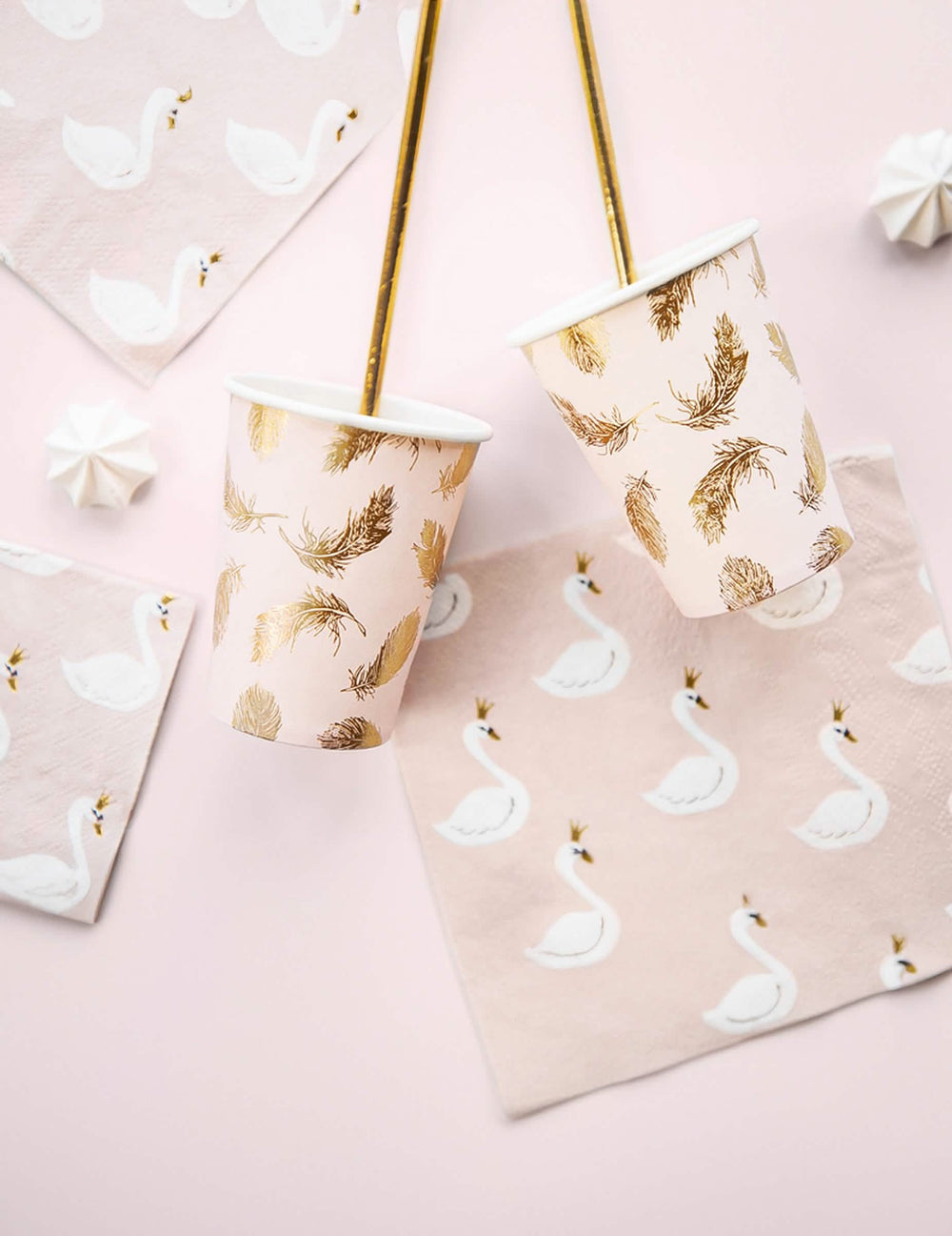 Díszlet papírpoharakhoz, szalvétákkal, rózsaszín lovely swan és arany tollakkal