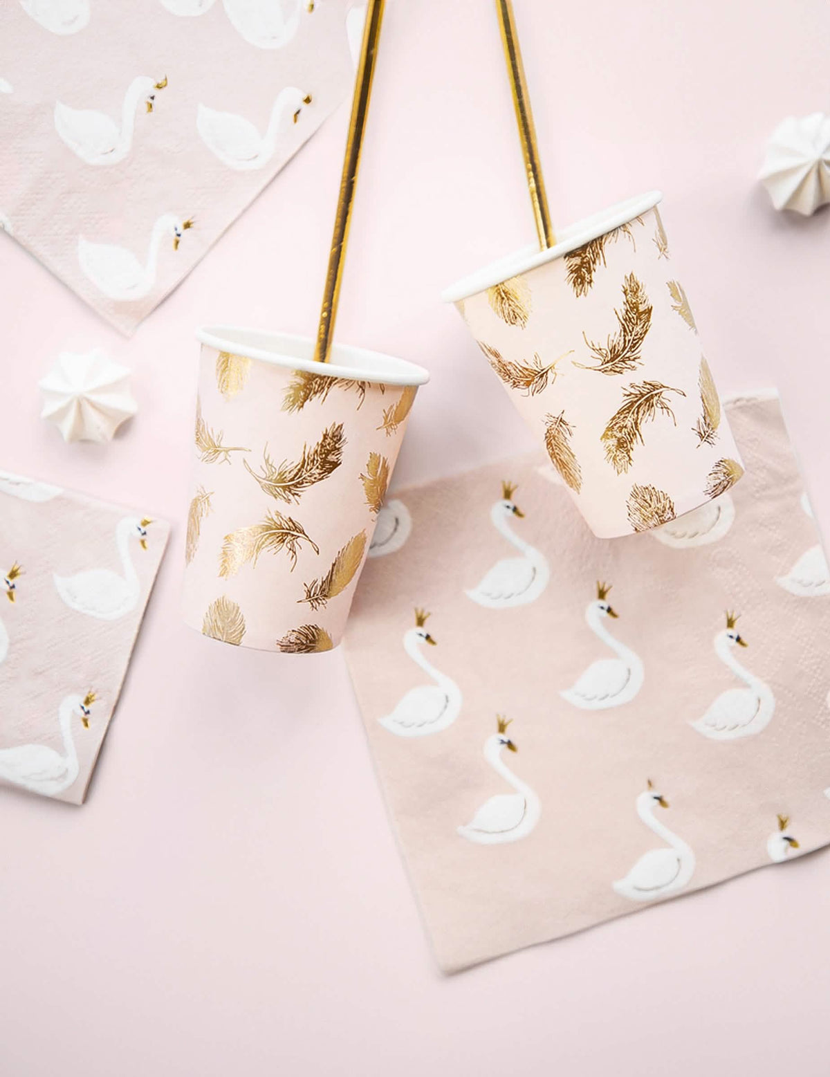 Díszlet papírpoharakhoz, szalvétákkal, rózsaszín lovely swan és arany tollakkal