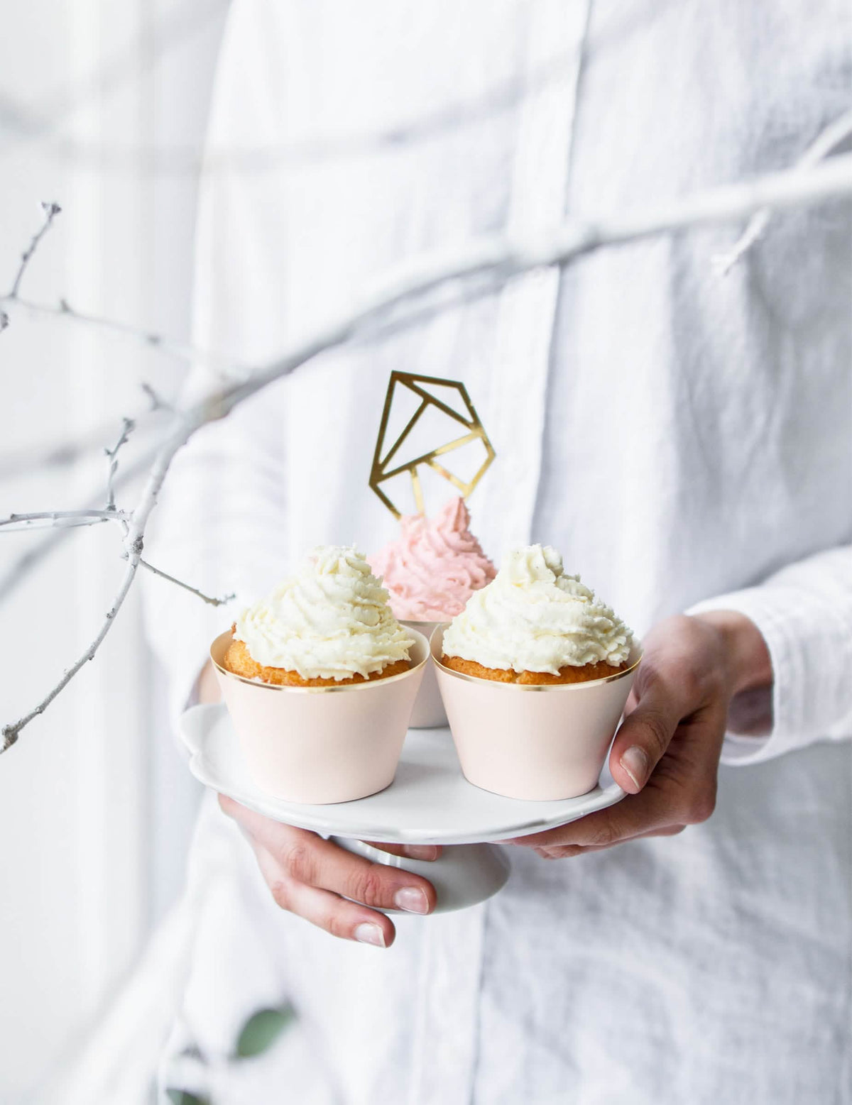 cupcake rózsaszín púderes és fémes arany karton díszítőelemek bemutatása