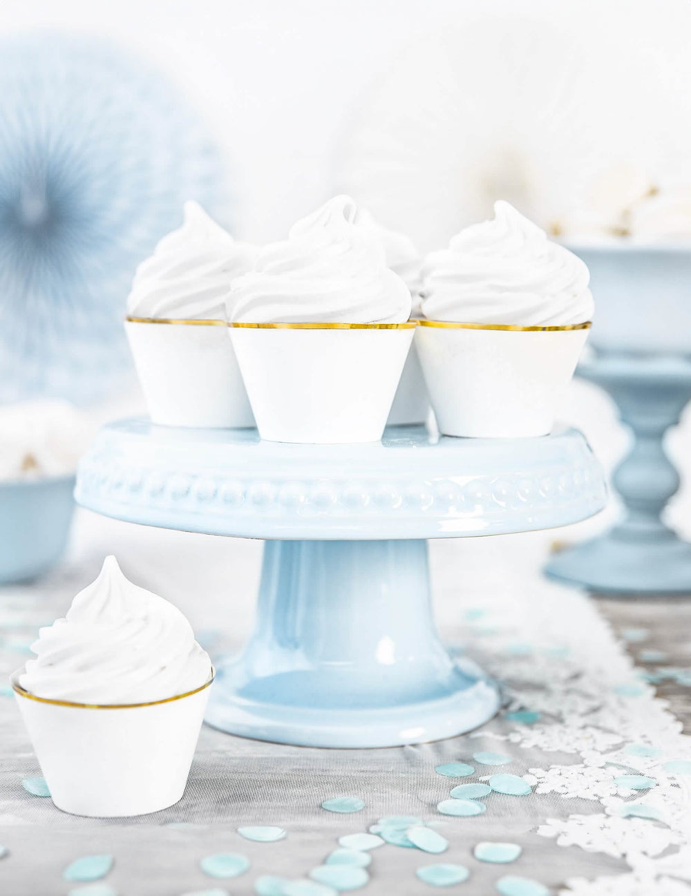 Cupcake-papír díszek esküvőre tortatartón való bemutatása