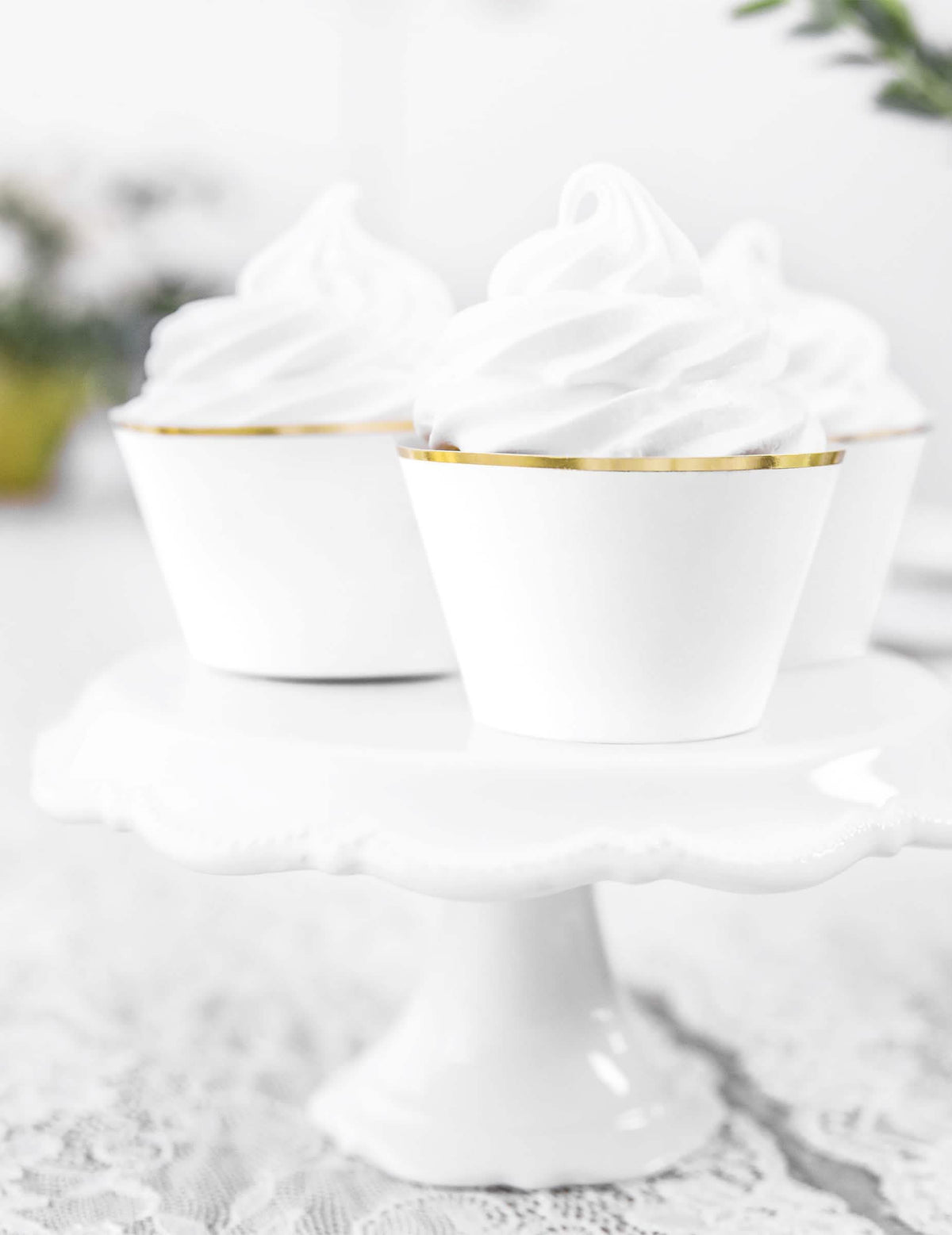 Közelkép az arany szegélyről a papír cupcake-huzatokról esküvőre