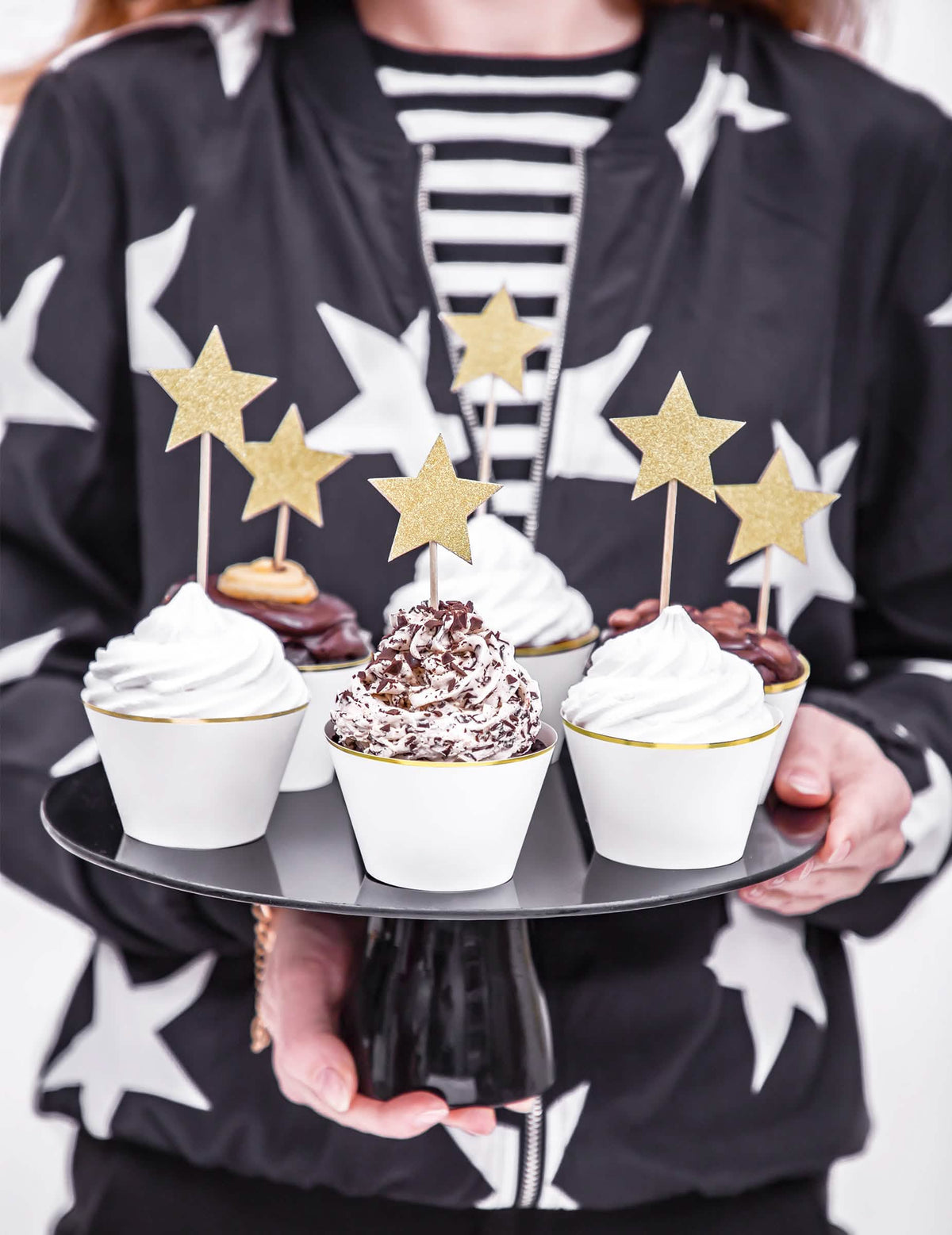 Papír cupcake-betétek esküvőre történő bemutatása