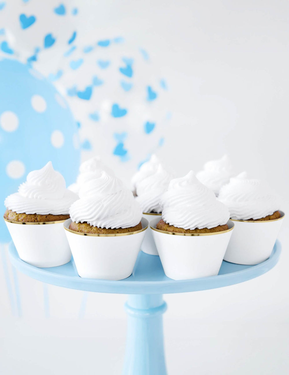 Rendezés kék lufikkal, papír cupcake-borításokkal esküvőre