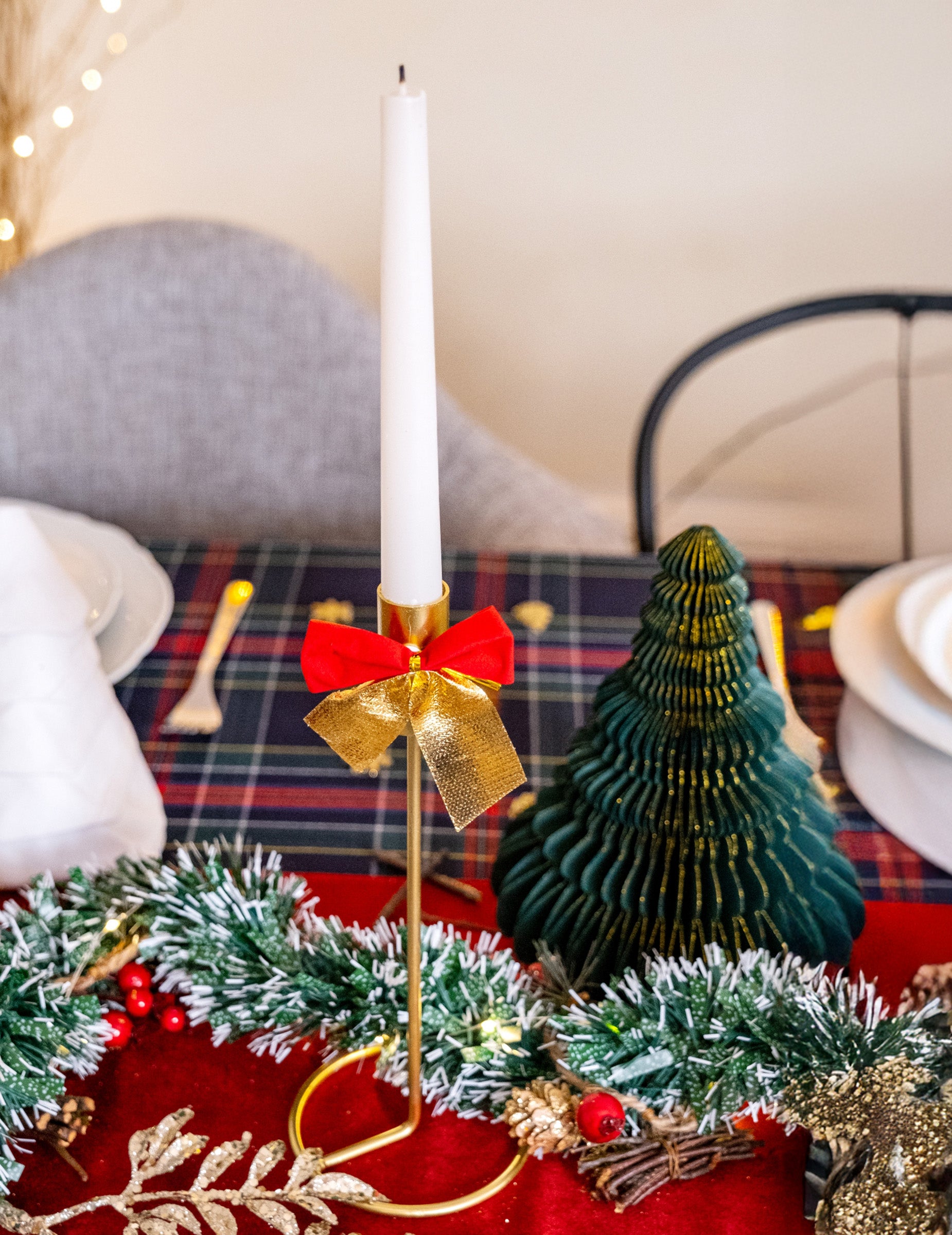 Mise en situation sur un bougeoir des nœuds adhésifs pour Noël