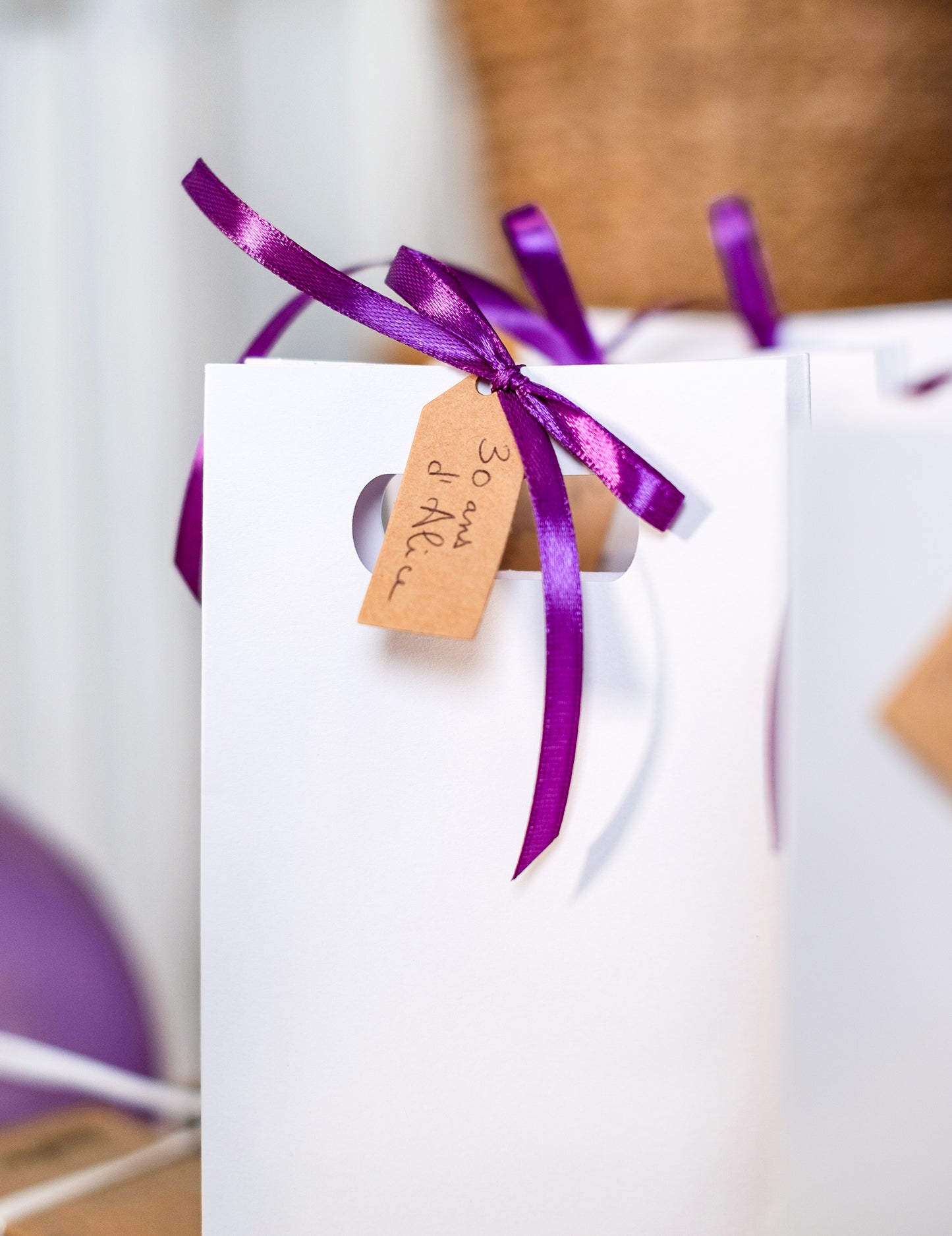 Détail du ruban violet et de l'étiquette kraft du sachet en papier mariage