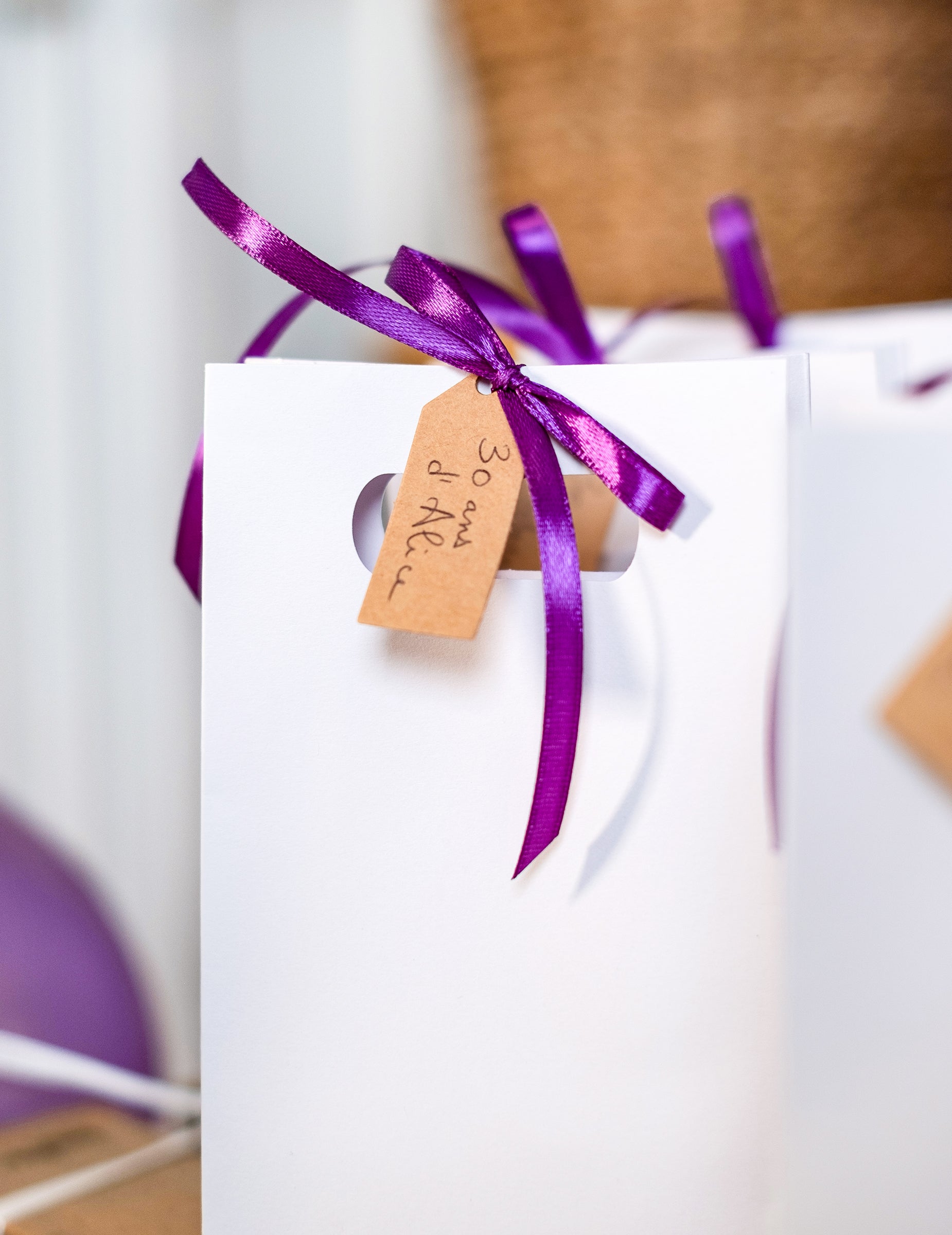 Détail du ruban violet et de l'étiquette kraft du sachet en papier mariage