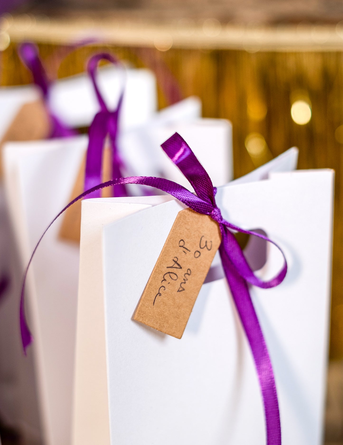 Gros plan sur l'étiquette personnalisée et le ruban du sachet en papier mariage