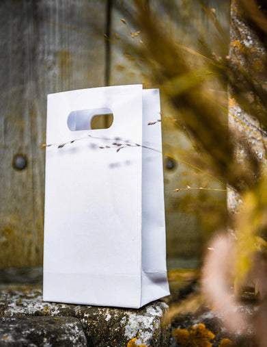 Mise en situation avec poignée découpée du sachet en papier mariage