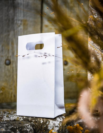 Mise en situation avec poignée découpée du sachet en papier mariage
