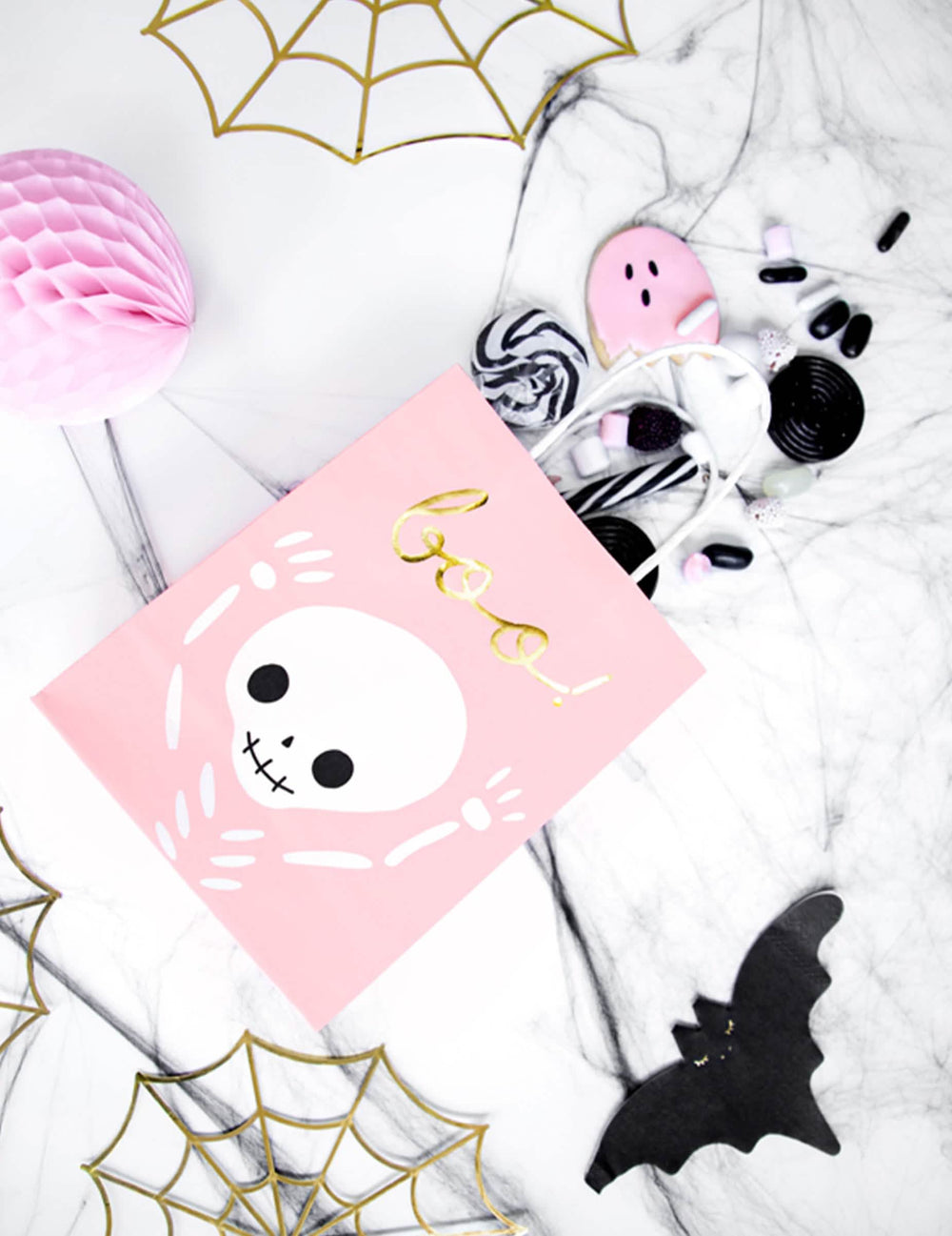 Felülnézet cukorkákkal a boo cukorkás zacskókról halloweenra