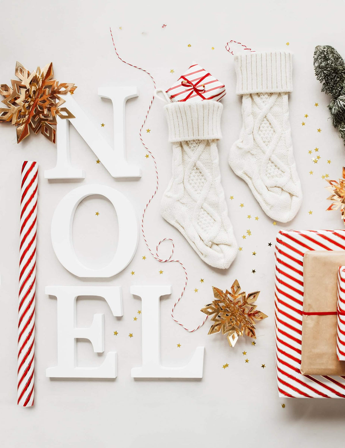 NOEL betűs díszlet arany hópehely karton függőkkel