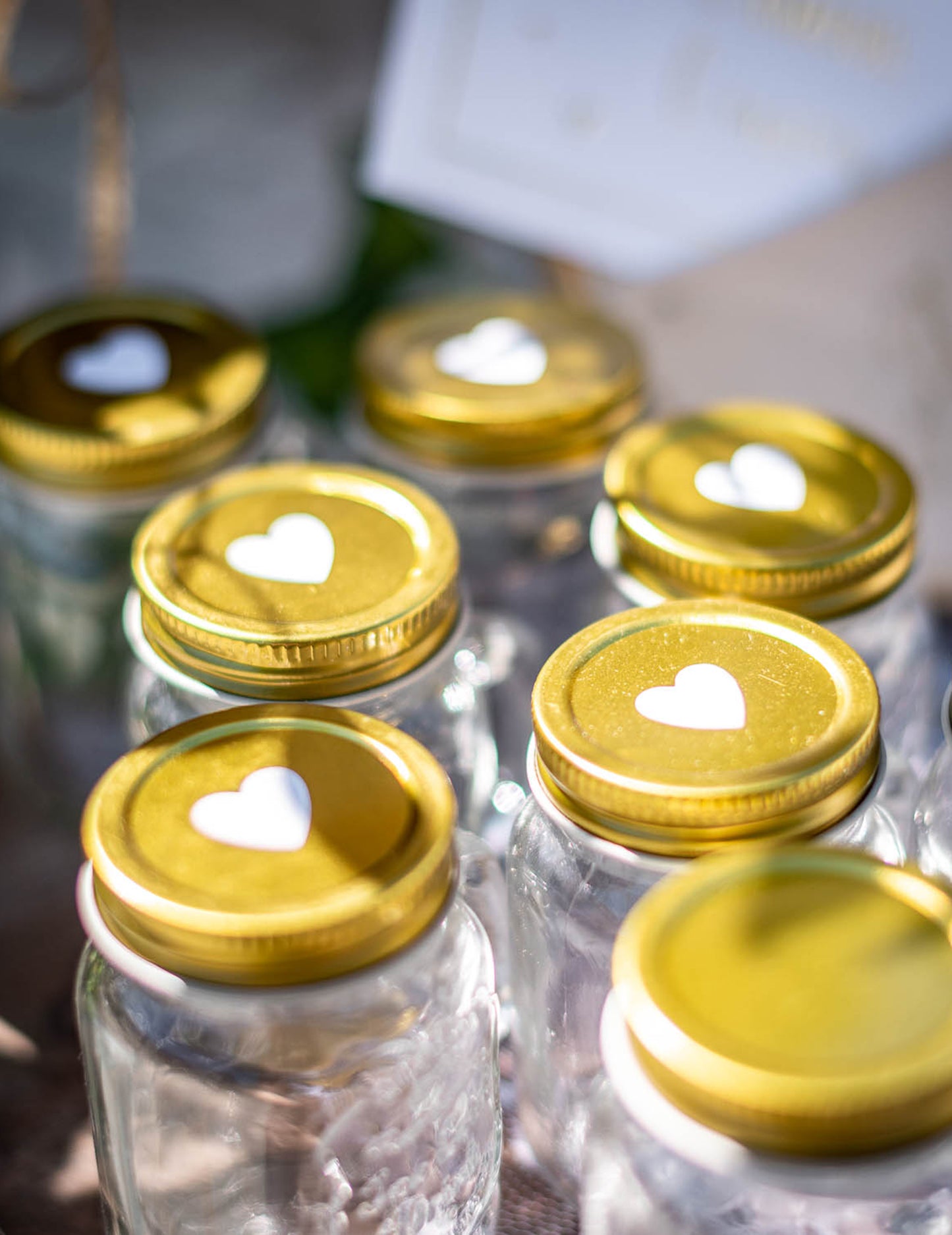 64 fehér és arany szív alakú matrica, 1,5-3 db cm esküvői dekoráció