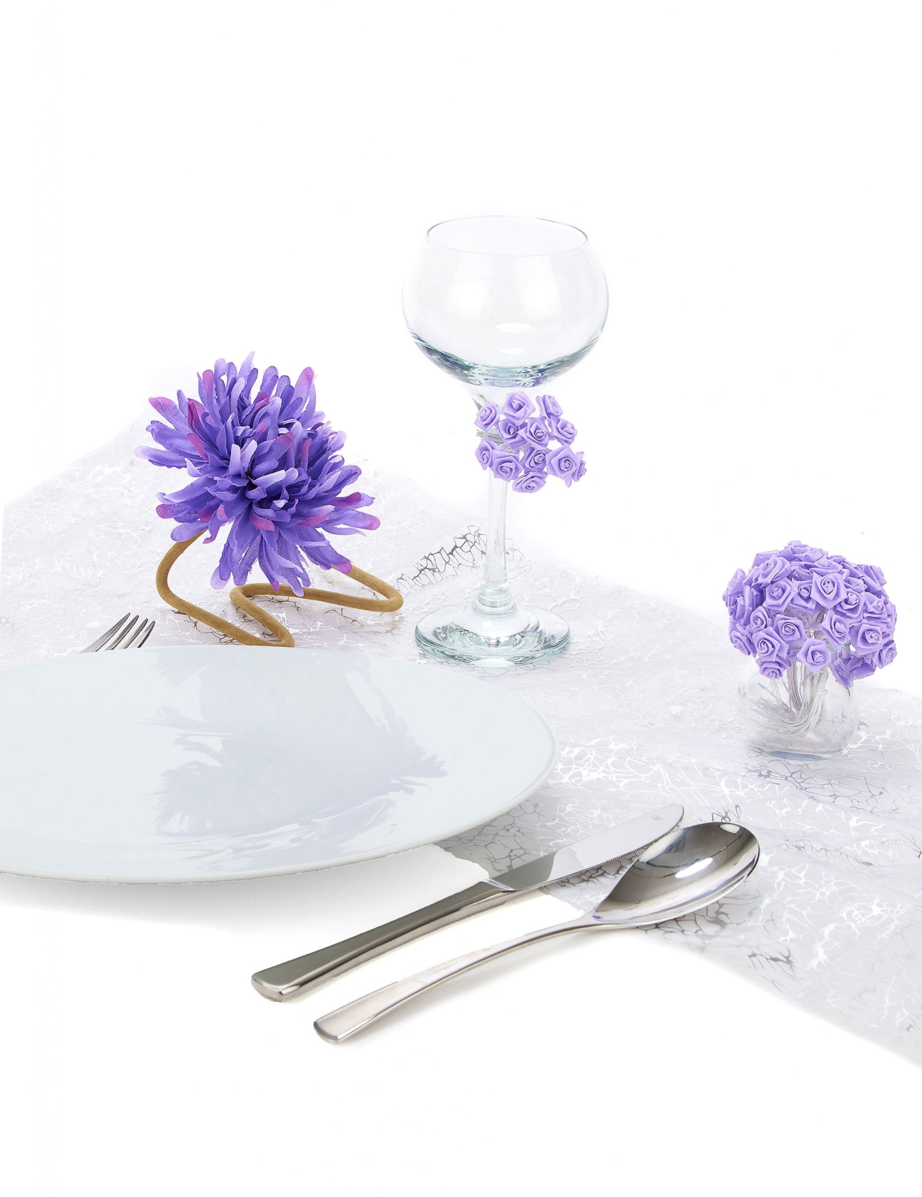Mise en situation sur une table de fête des mini roses en satin pour décoration de mariage parme