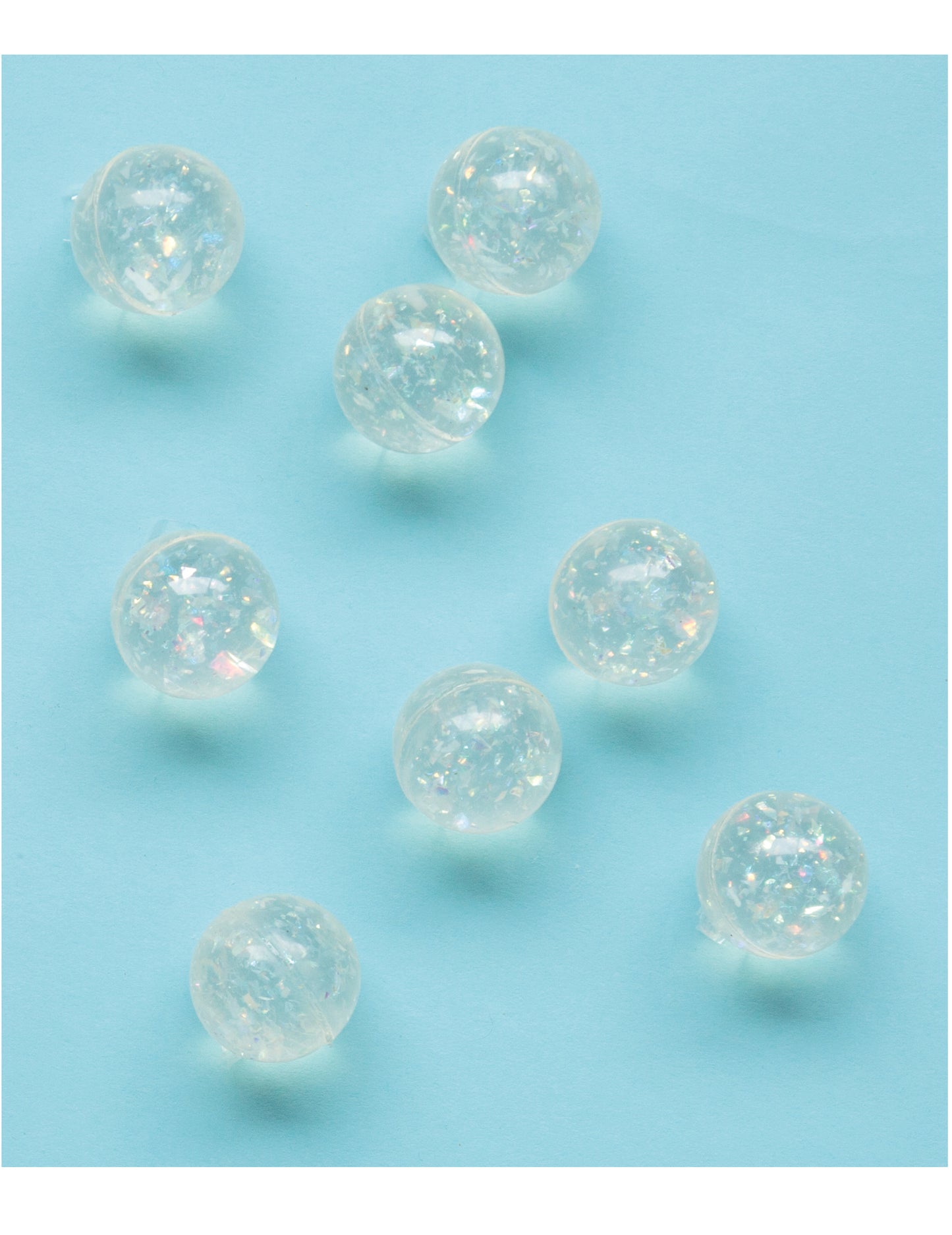 Vue de plusieurs balles rebondissantes pour piñata iridescentes effet bulles