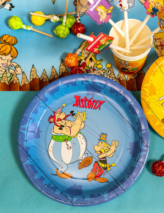 Mise en situation des assiettes Astérix sur une table de fête