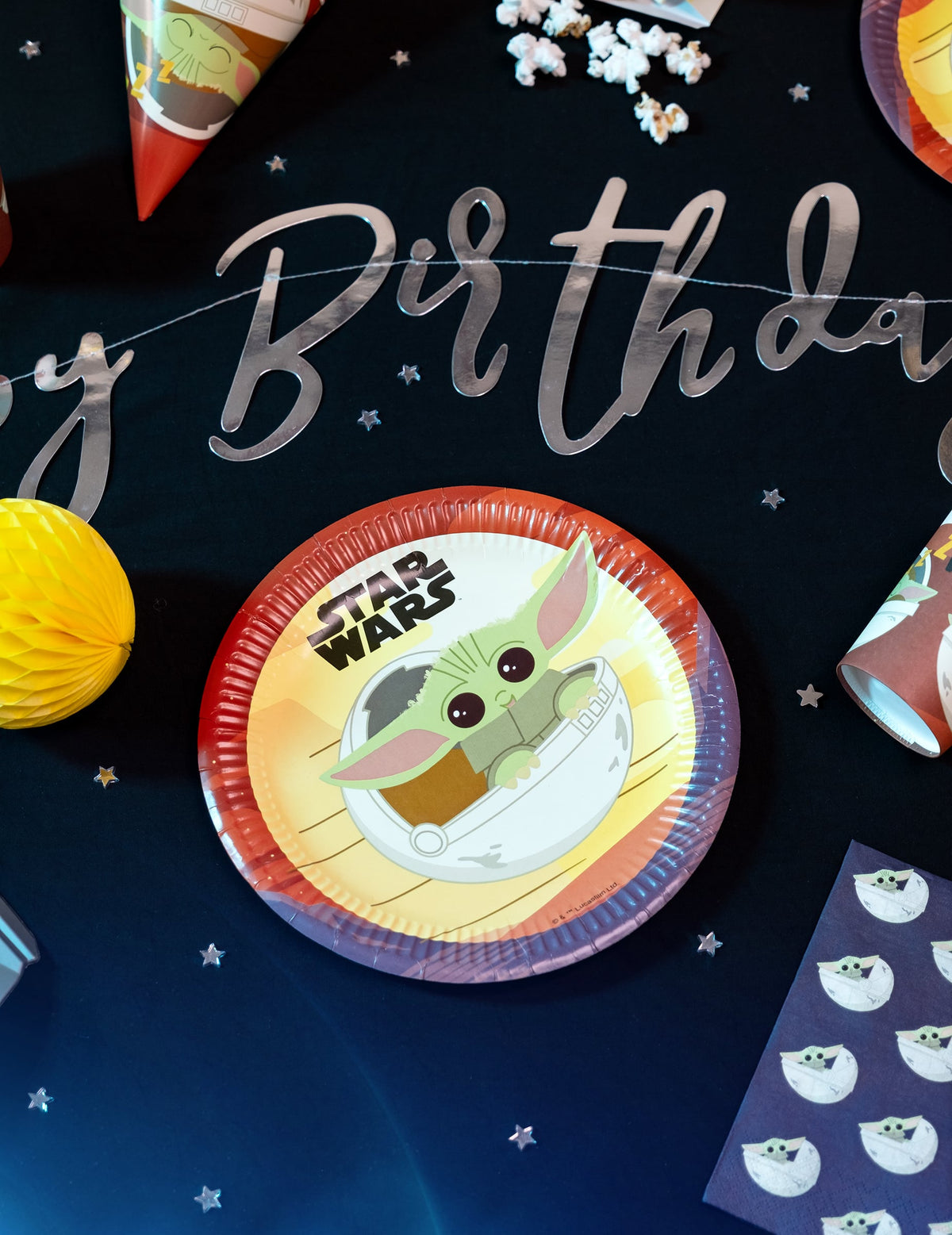 Mise en situation sur une table de fête des assiettes en carton Bébé Yoda The Mandalorian