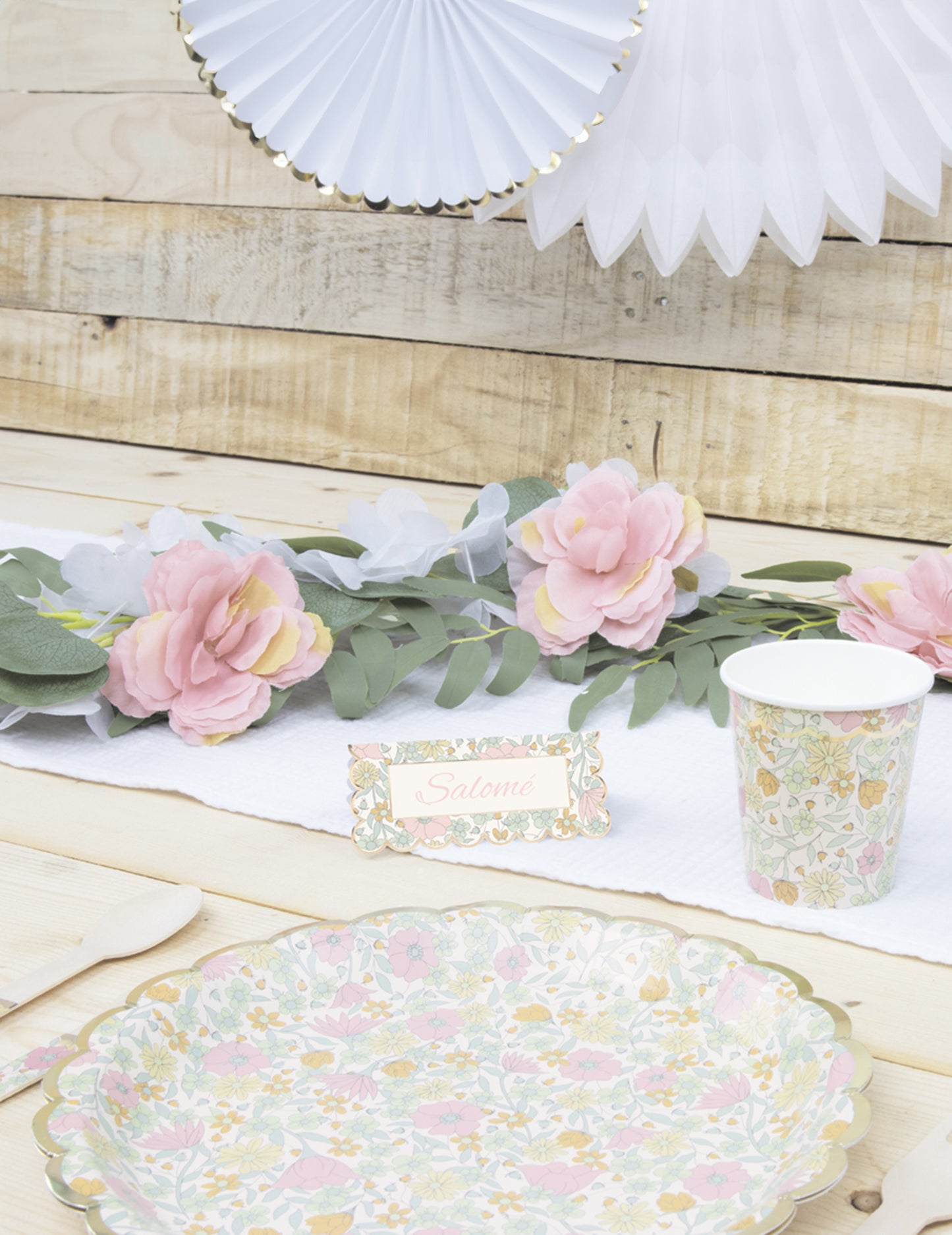 8 arany szegélyű, shabby stílusú, 23 cm-es karton tányér virágos mintával cm 