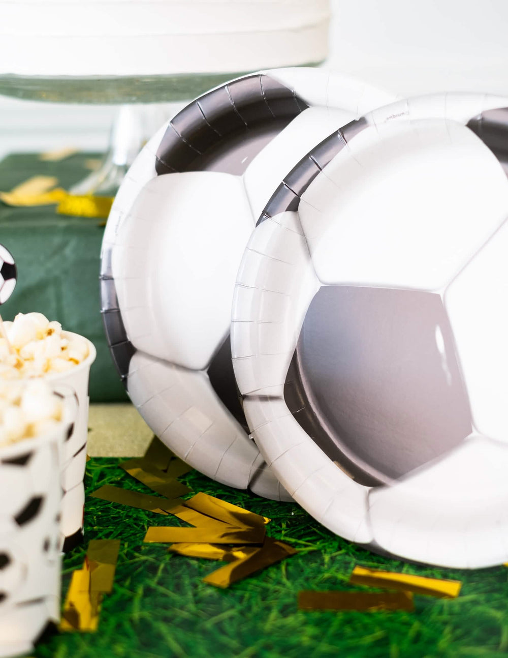 Közeli kép a futballos papírtányérok mintájáról