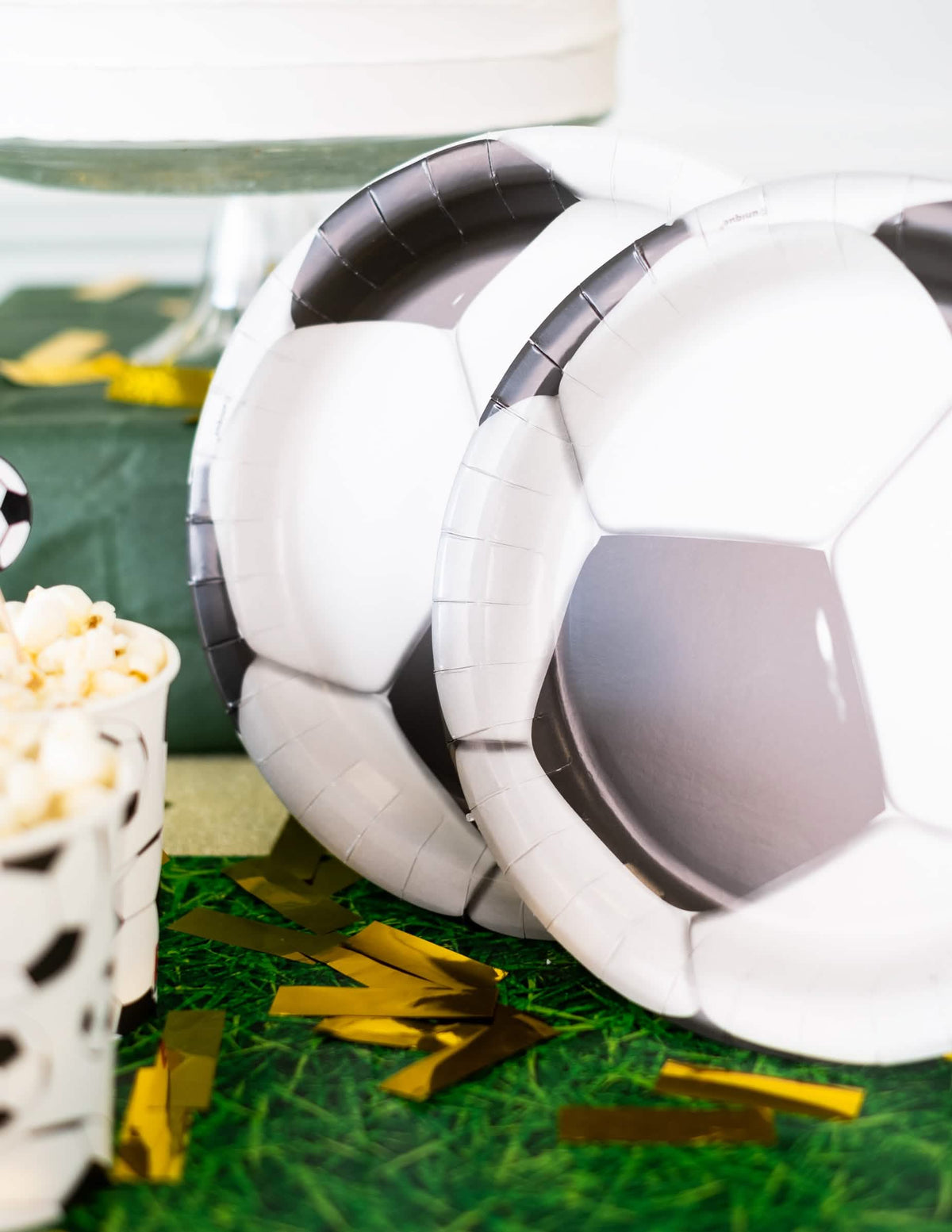 Közeli kép a futballos papírtányérok mintájáról