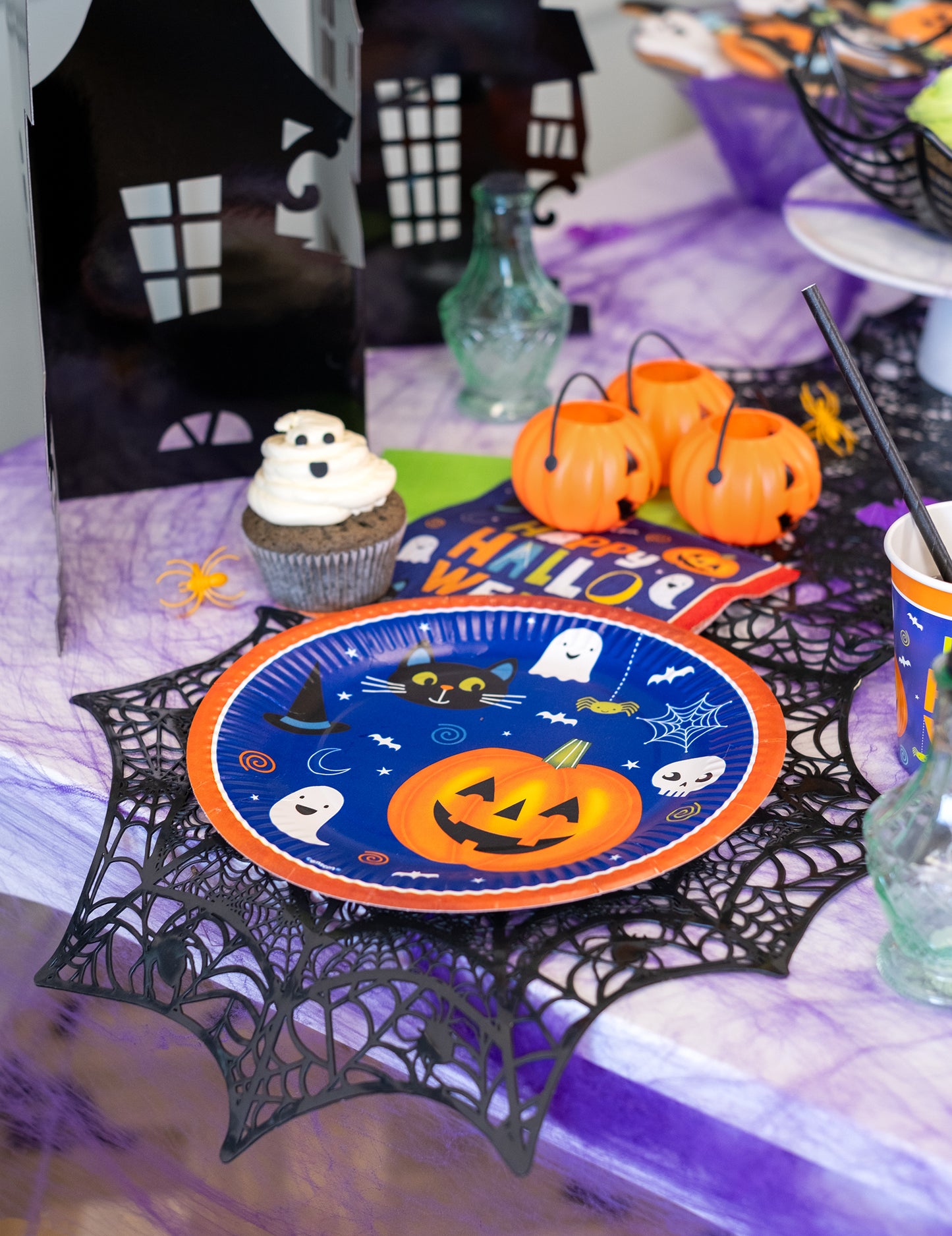 8 Halloween Friends 23 cm Halloween karton tányérok