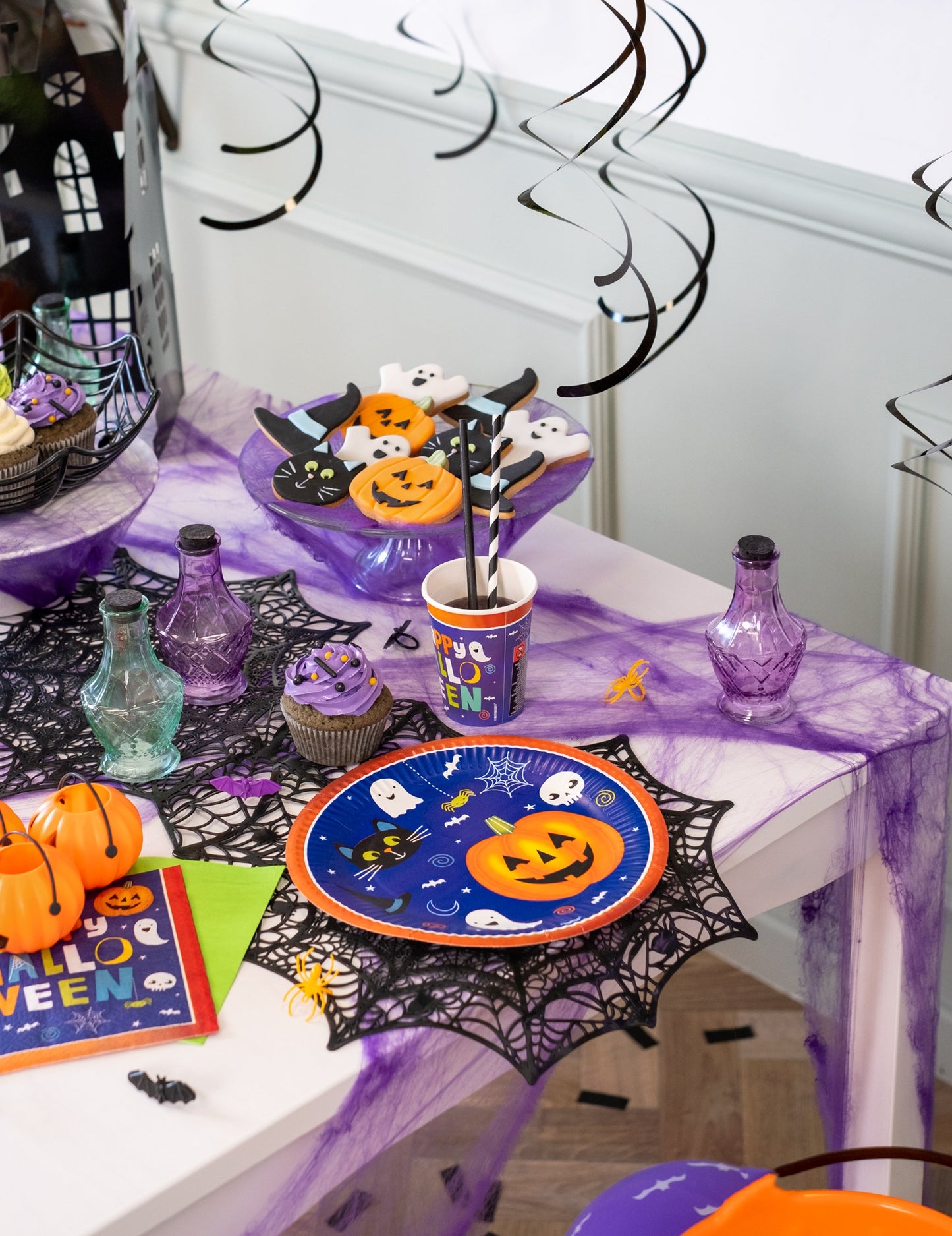 8 Halloween Friends 23 cm Halloween karton tányérok