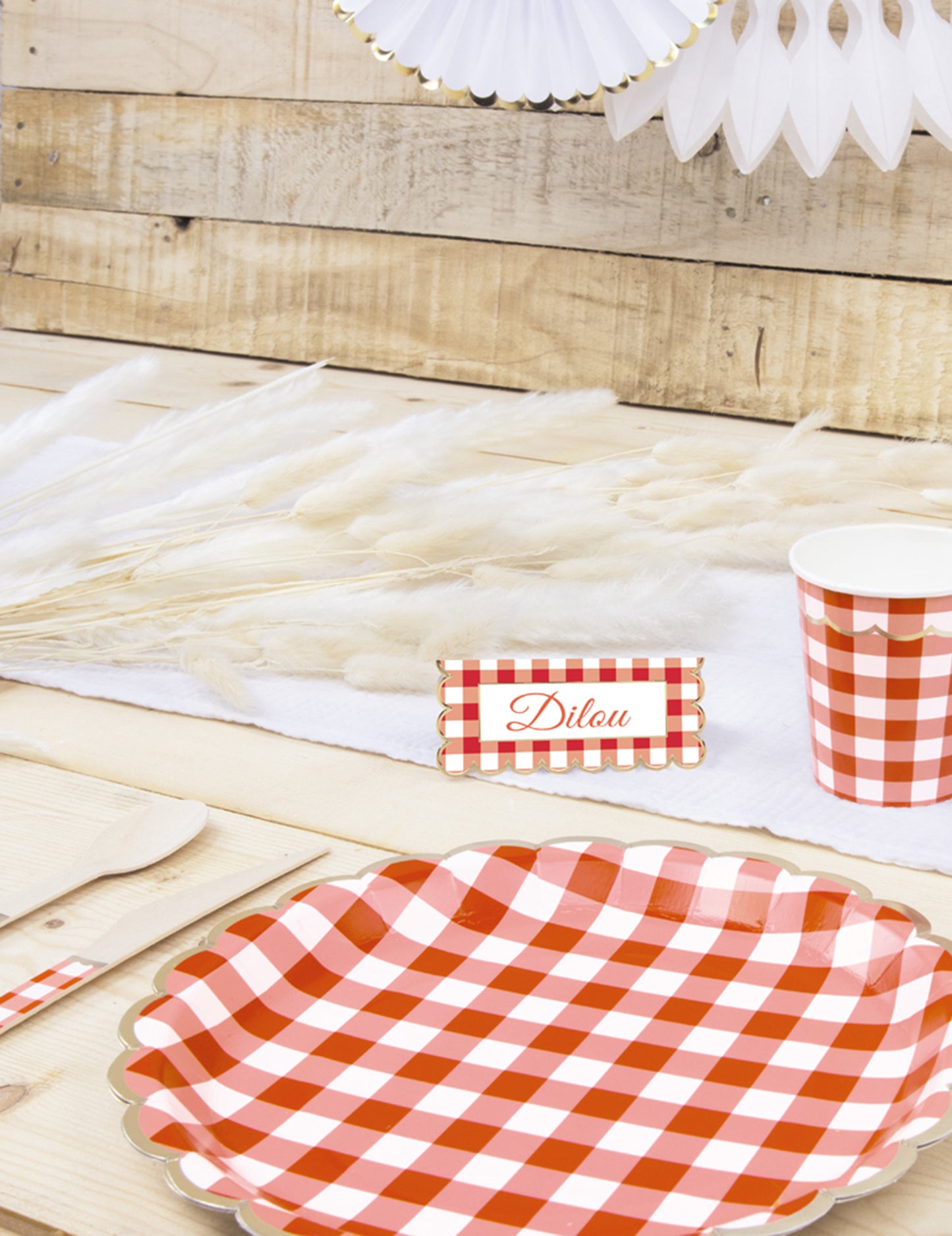 8 db kagylómintás piros-fehér kockás kartontányér, 23 db cm