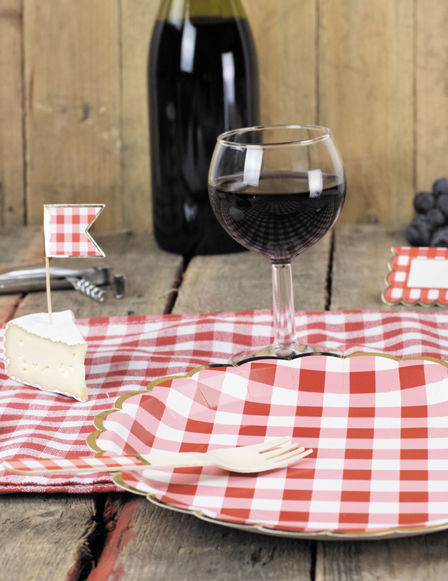 8 db kagylómintás piros-fehér kockás kartontányér, 23 db cm