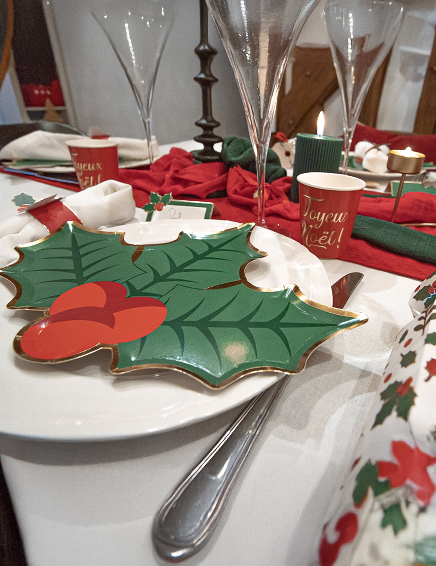 8 karácsonyi magyalpapírtányér 23 cm levél alakja