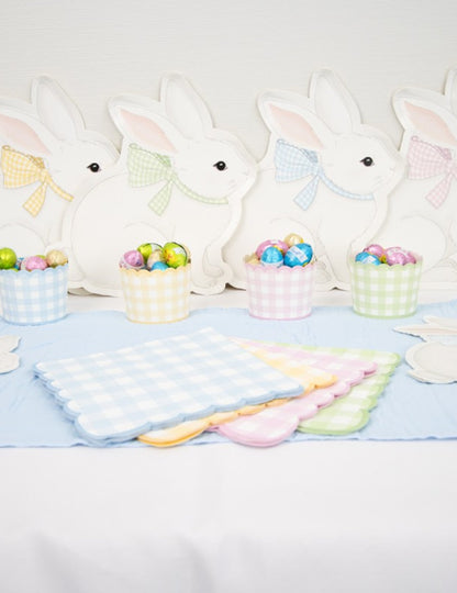 Mise en scène festive de la table de fête des assiettes en carton Mon Lapin