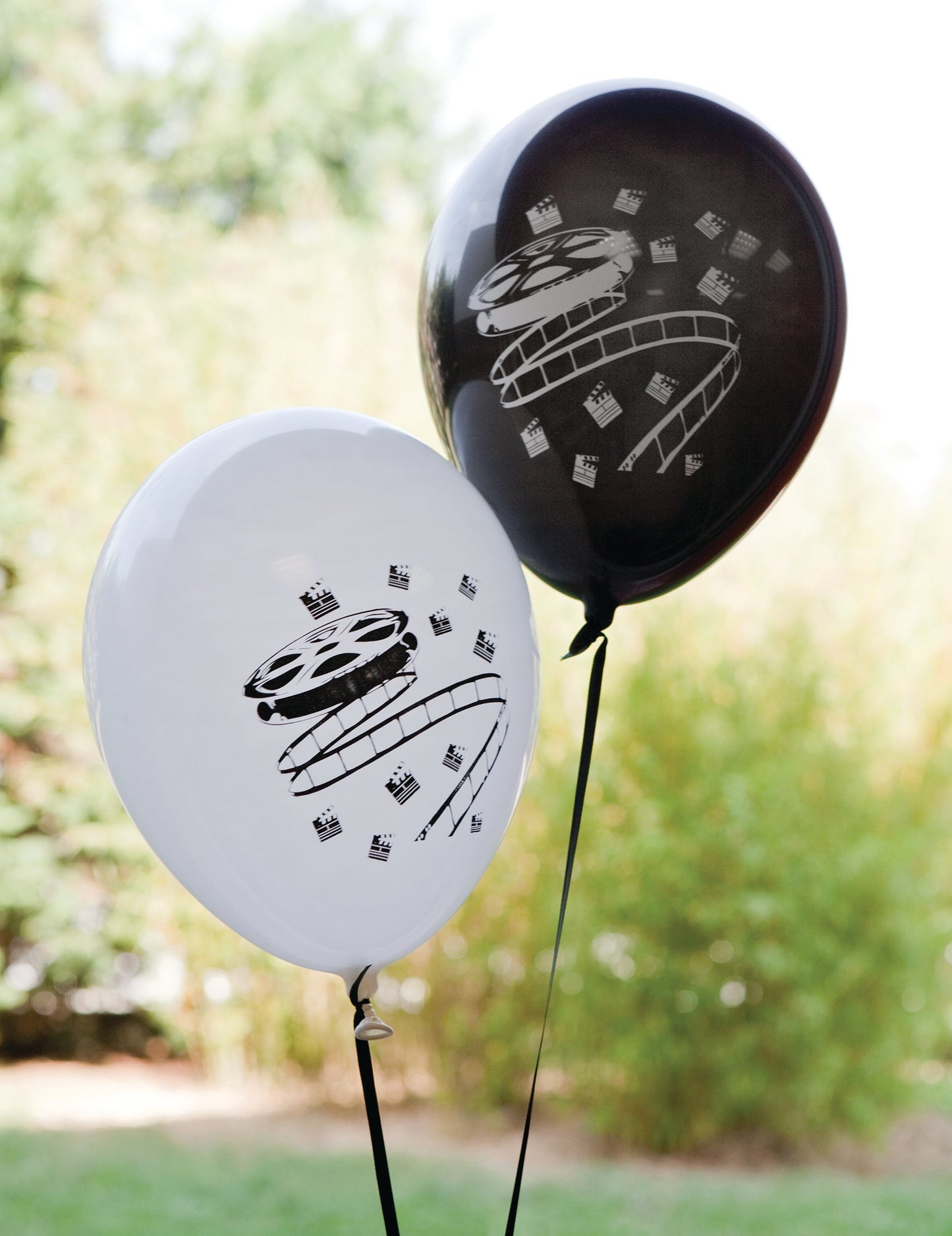 A fekete és fehér filmes mintás latex léggömbök klap és filmes mintáinak részletei