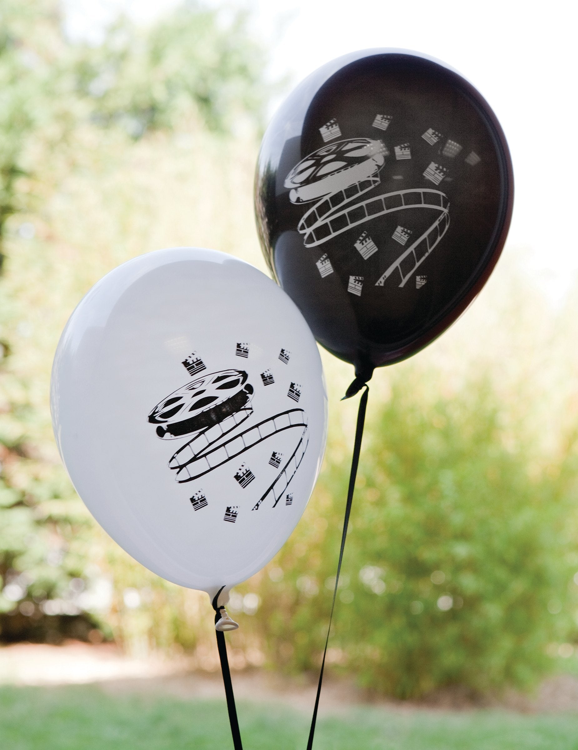 A fekete és fehér filmes mintás latex léggömbök klap és filmes mintáinak részletei