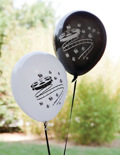 A fekete és fehér filmes mintás latex léggömbök klap és filmes mintáinak részletei