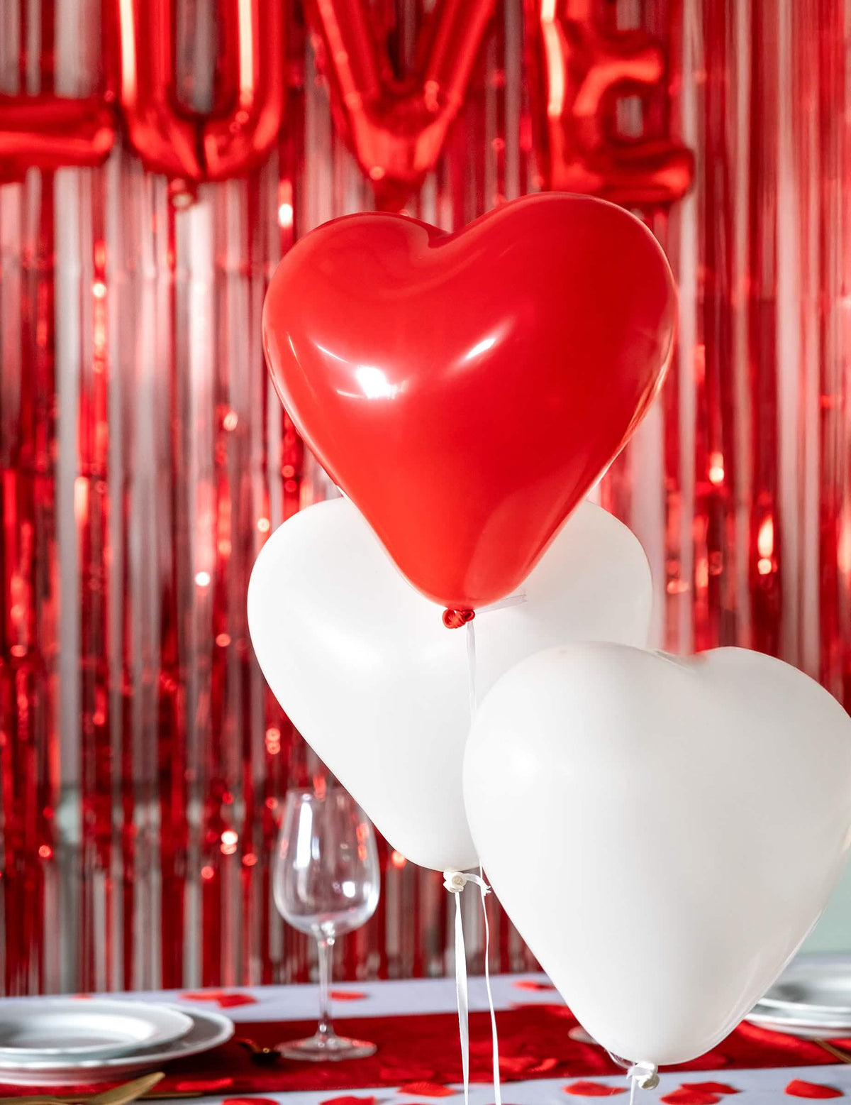 Piros és fehér szívecske latex lufik elrendezése