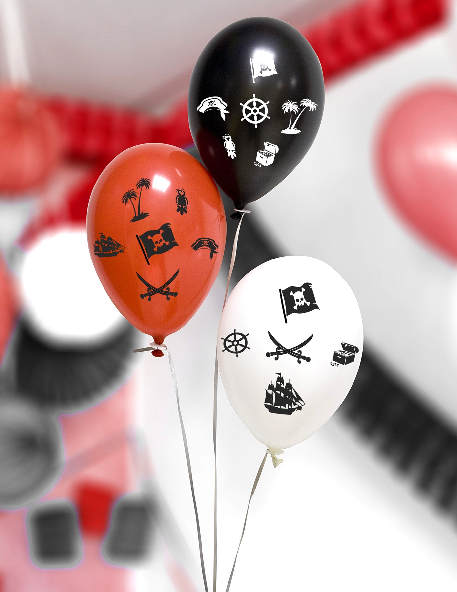 Gros plan sur les motifs des ballons en latex Pirates