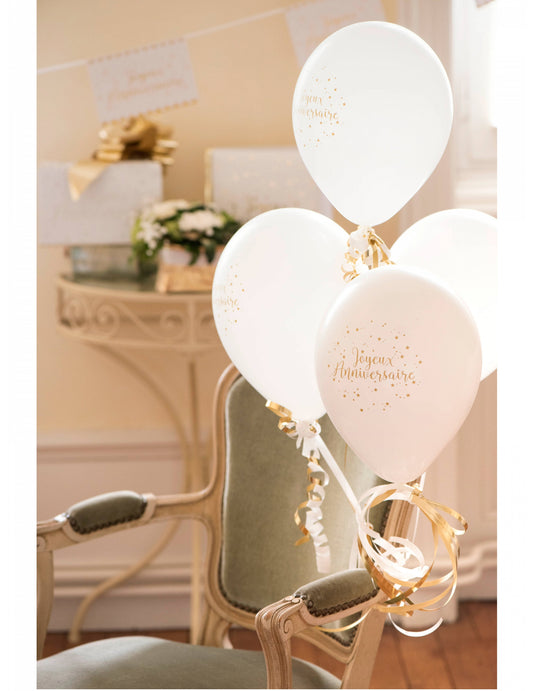 Mise en situation du ballon en latex Joyeux Anniversaire blanc et doré métallisé