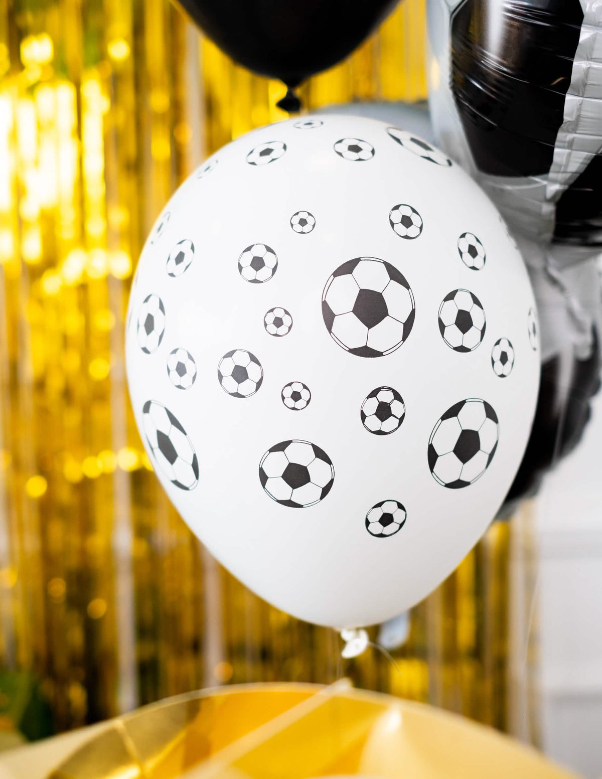 Egy fehér mintás latex lufi részlete a Foot lufikból