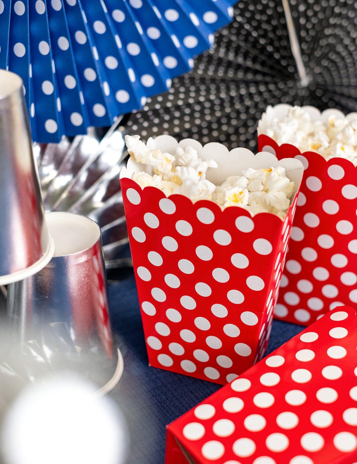 Gros plan des boîtes pop corn rouge à pois blancs pour fête