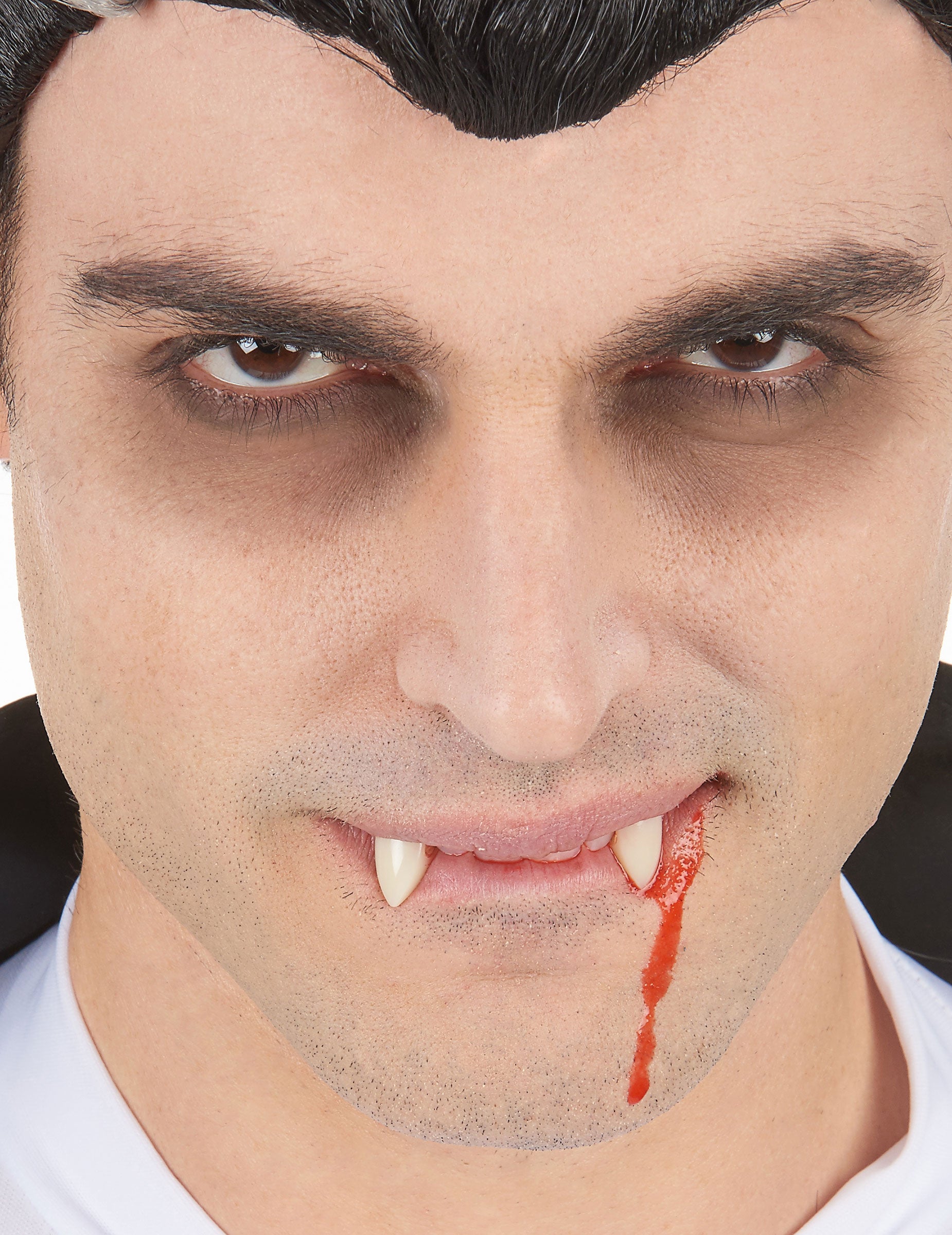 Gros plan sur l'effet de sang coulant des capsules faux sang Halloween