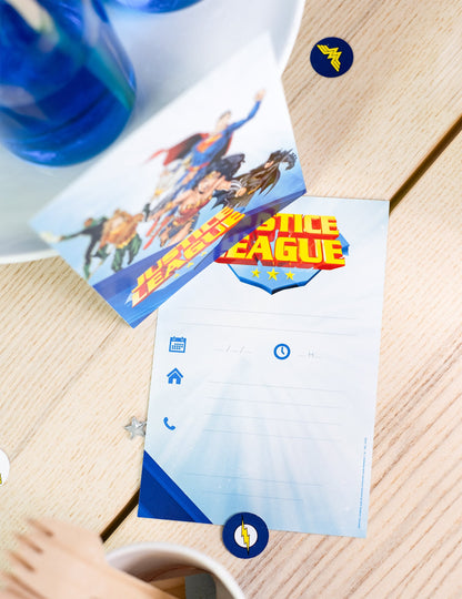 Vue d'ensemble du recto et du verso des cartes d'invitation avec enveloppes Justice League