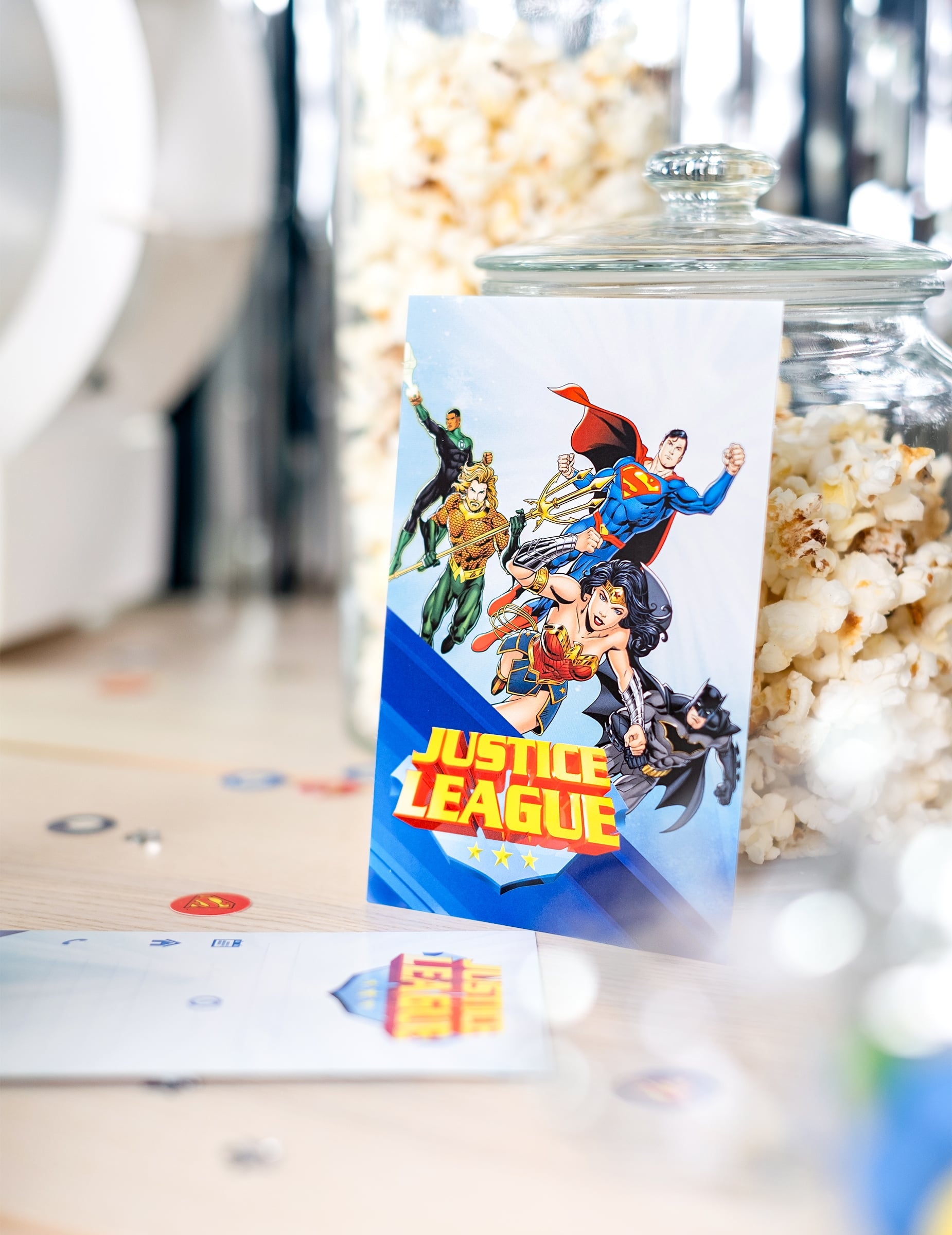Mise en scène avec bocal de popcorn des cartes d'invitation avec enveloppes Justice League