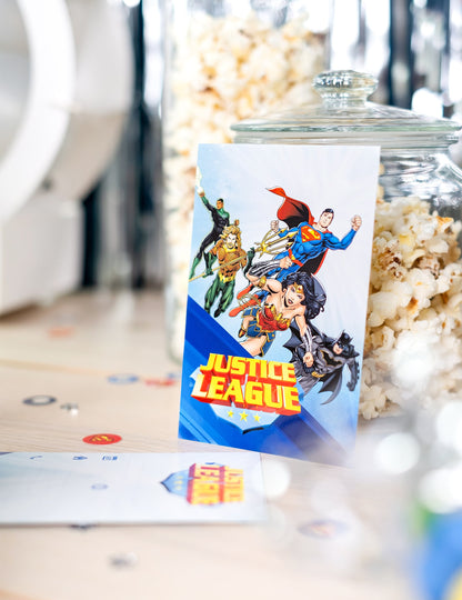 Mise en scène avec bocal de popcorn des cartes d'invitation avec enveloppes Justice League