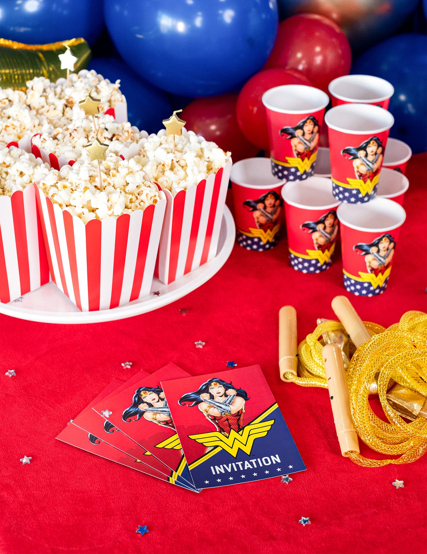 8 db Wonder Woman™ meghívókártya borítékokkal, 10x16 cm