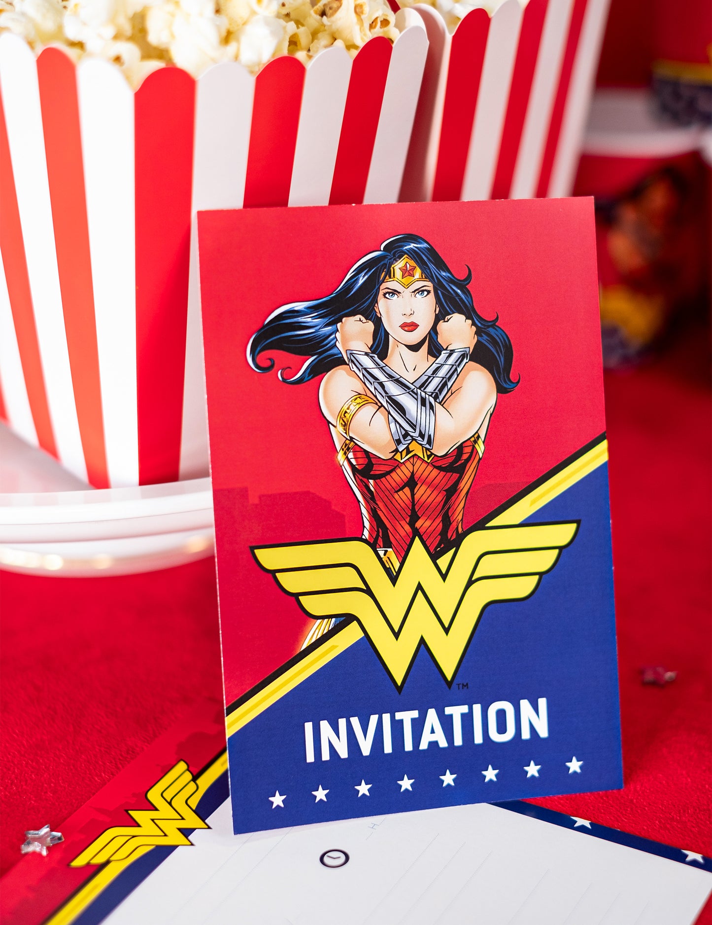 8 db Wonder Woman™ meghívókártya borítékokkal, 10x16 cm