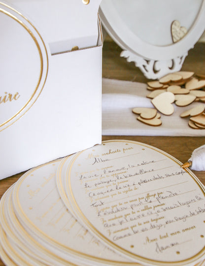 8 fehér és arany medál alakú babaváró üdvözlőkártya