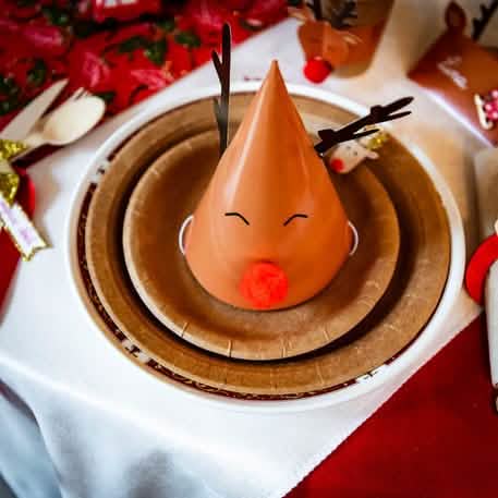 Karácsonyi Rudolph kartonkalap asztalon elhelyezve