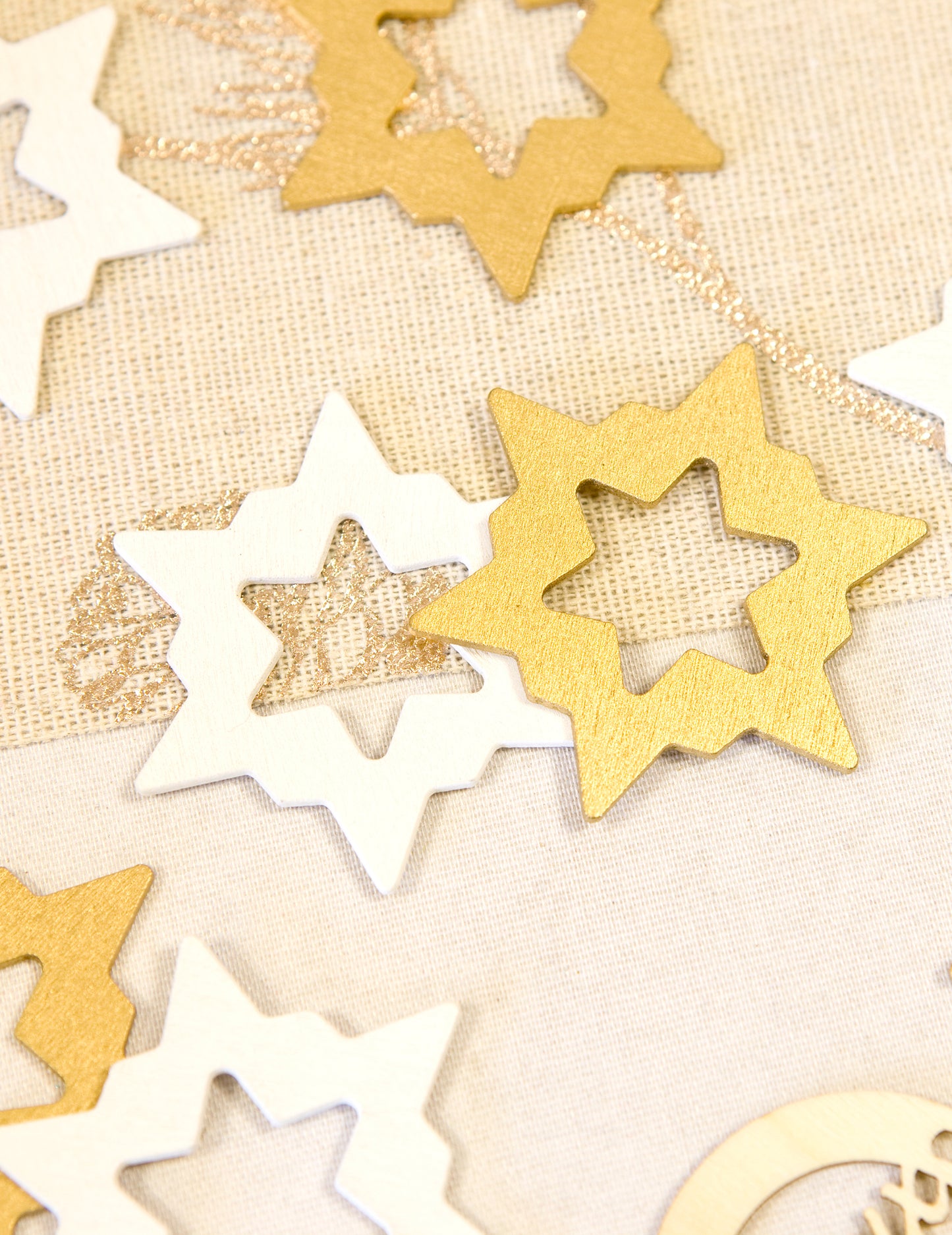 8 fehér és arany csillag alakú fa asztali konfetti 5 x 4,4 cm 